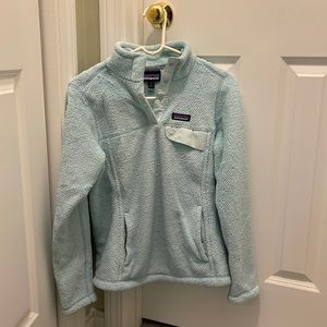 Patagonia Women’s Fleece. Excellent used condition. In a light blue color.